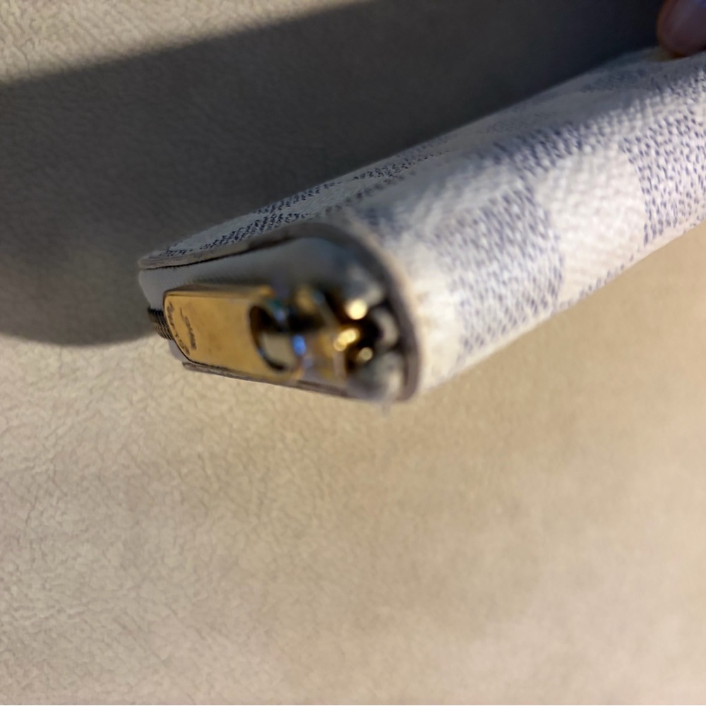 Louis Vuitton Vintage Beige and Gray Checkered Zippy Wallet. - Picture 7 of 10